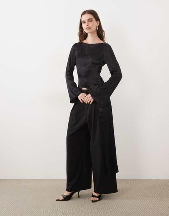 Asos top in raso a maniche lunghe asimmetrico nero