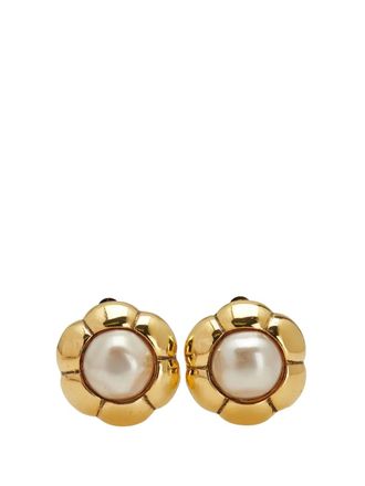 Chanel Orecchini a clip Flower placcati in oro con perle sintetiche e logo 1970-1980