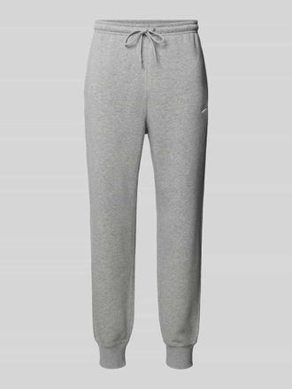 Nike Sweatpants mit Label-Stitching und Ges&auml;&szlig;tasche in Hellgrau, Gr&ouml;&szlig;e XXL