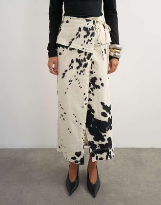Topshop gonna lunga avvolgente in twill con dettaglio annodato e stampa mucca-Bianco