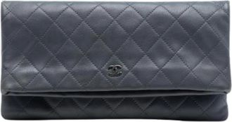 Chanel Pre-owned Clutches, female, Gray, Size: ONE SIZE Pre-owned Quilted Lambskin Clutch