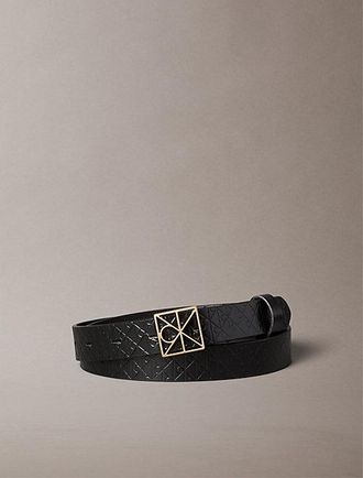 Calvin Klein Cintur&oacute;n de piel granulada con logo emblem&aacute;tico