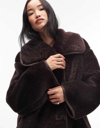 Arket Giacca oversize in montone sintetico marrone con finiture a contrasto
