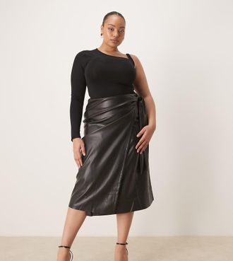 Never Fully Dressed Plus Jaspre - Gonna midi in pelle sintetica nera con allacciatura laterale avvolgente-Nero