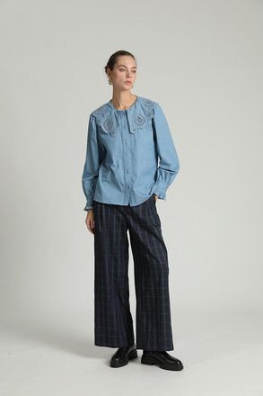 See U Soon Blouse met claudinekraag, geborduurd