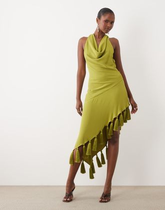 Asos Vestito midi asimmetrico allacciato al collo verde oliva con nappe sul fondo