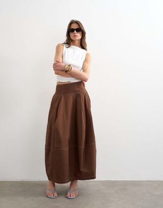 Topshop Gonna lunga bombata in popeline color cioccolato con cuciture-Marrone