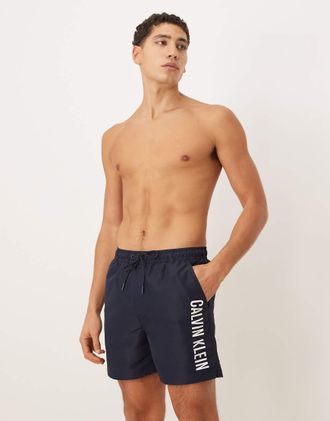 Calvin Klein Boxer da bagno blu navy scuro con scritta laterale a contrasto