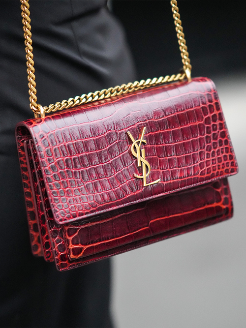 Close Up einer roten Saint Laurent Tasche mit Krokoprägung