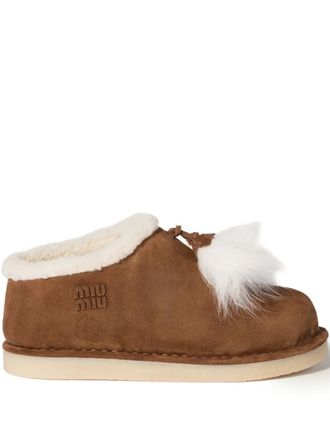 Miu Miu Su&egrave;de loafers met logo - Bruin