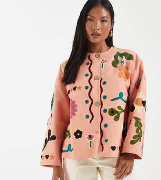 Asos Petite ASOS DESIGN Petite - Giacca senza colletto color pesca ricamata-Rosa