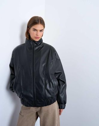 Topshop Giacca bomber imbottita in pelle sintetica nera con cucitura-Nero