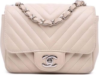 Chanel Borsa a tracolla Classic mini in pelle di agnello con battente e motivo chevron 2020 - Bianco