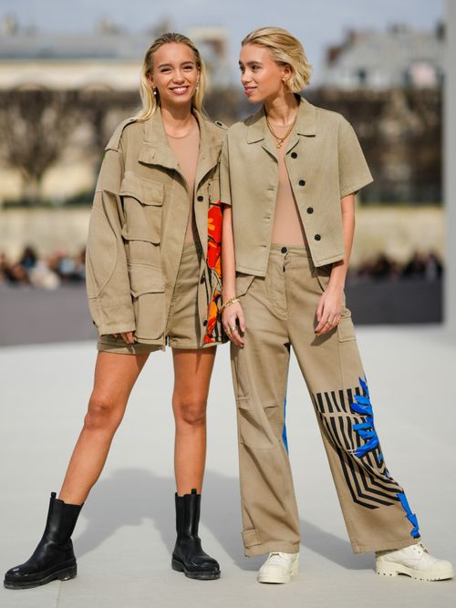 Lisa und Lena Mantler tragen einen beigen all over-Look auf der Paris Fashion Week.