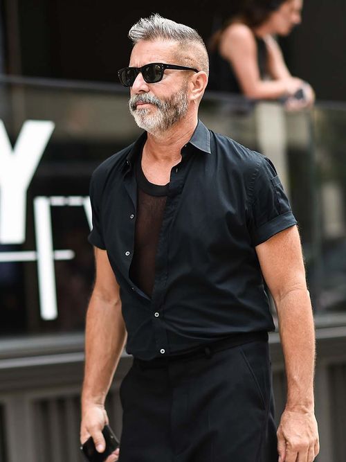 Anzug, Hemd und lange Hose - Männer haben es im Office bei heißen Temperaturen echt nicht leicht. Wir haben kühle Outfit-Vorschläge für den Sommer im Büro