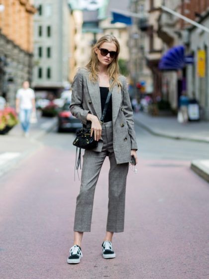 Pensi che il blazer grigio a quadri sia noioso? Questi outfit ti faranno cambiare idea