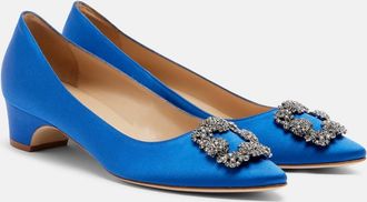 Manolo Blahnik Salones Hangisi de sat&eacute;n adornados
