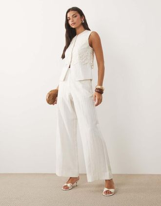 Vero Moda Pantaloni sartoriali a fondo ampio in misto lino color bianco sporco in coordinato