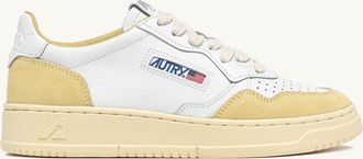 Autry MEDALIST LOW SNEAKERS IN WHITE LEATHER AND STRAW SUEDE
