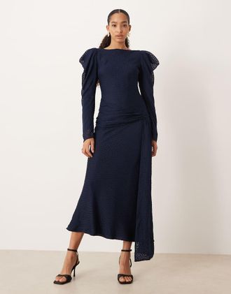Asos Vestito lungo in plumetis color blu navy con spalle drappeggiate