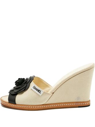 Chanel Camelia wedge sandals - Neutrals