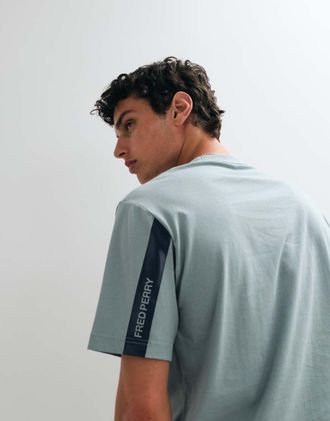 Fred Perry T-shirt azzurra con stampa a nastro-Blu