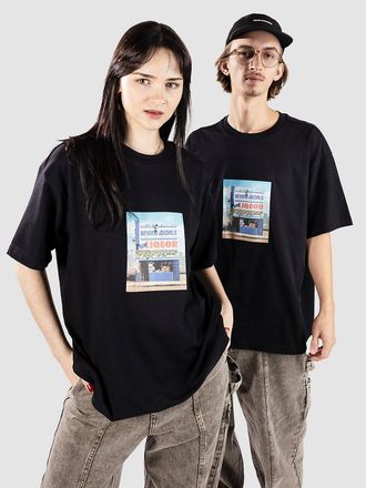 Beyond Medals. Liquid T-Shirt zwart