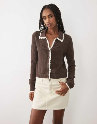 Abercrombie & Fitch Cardigan aderente in maglia marrone con colletto alluncinetto