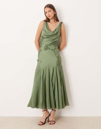 Asos Vestito lungo in raso kaki con gonna godet, scollo ad anello e fiori in organza 3D-Verde