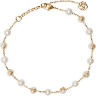 Burberry charm pearls bracelet - women - Brass/Freshwater Pearl - One Size - Gold