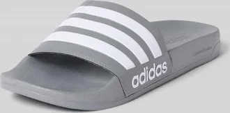adidas Badeschuhe mit Label-Schriftzug in Mittelgrau, Gr&ouml;&szlig;e 10