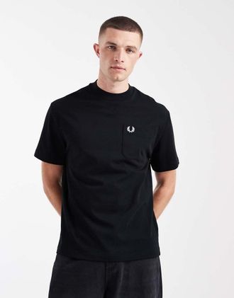 Fred Perry T-shirt nera con logo sulla tasca-Nero