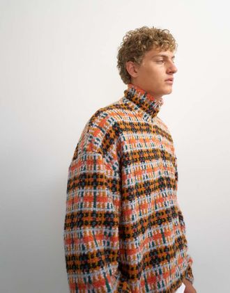 Topman maglione corto squadrato con zip a 1/4 e collo alto in pile borg a quadri arancione