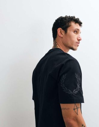 Fred Perry T-shirt nera con logo laurel wreath riflettente-Nero
