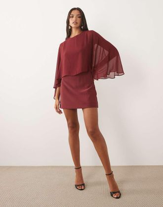 Forever New Vestito corto in chiffon bordeaux con mantella-Rosso