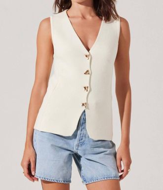 Astr Jayce Sweater Vest Top In Cream