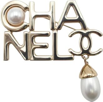 Chanel Spilla CC placcata oro con perle sintetiche e logo 2022
