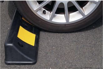 OEM Tope De Rueda L500xw160xh100mm Pvc Negro Con Franjas Reflectantes Amarillas