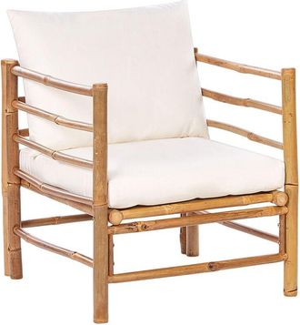 Beliani Poltrona in legno di bambù bianco sporco con cuscini per sedile e schienale Cerreto