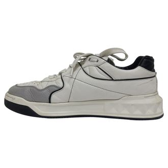 Valentino Valentino Garavani One Stud Lage Sneakers in Witte Lamsleer