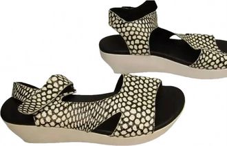 Arche Womens Soqeto Wedge Ankle Strap Sandals In White, Black