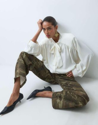 Asos blusa strutturata con fiocco e dettaglio arricciato bianca-Bianco