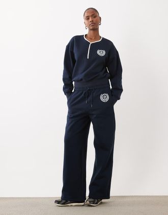 Good American Pantaloni della tuta dritti in pile spazzolato blu navy in coordinato