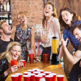 Relaxdays 51 Accessori da Birra, Torre da 2,5 Litri con Spillatore, 50x Bicchieri da Berr Pong in Plastica