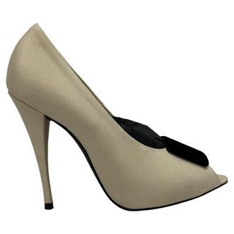 Saint Laurent Saint Laurent Franky Peep-Toe Pumps in Cr&egrave;me Satijn