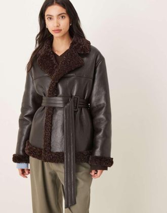 Gina Tricot Gina Tricot - Giacca corta in similpelle PU effetto teddy nera con cintura e finiture del colletto marroni-Marrone