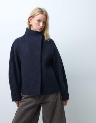 & Other Stories giacca corta testurizzata in misto lana con collo alto finto, navy-blu navy