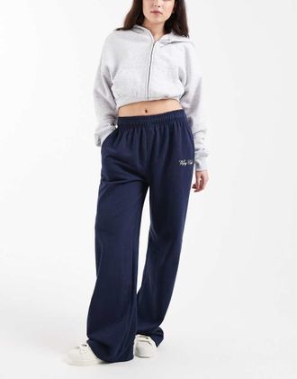 Six Stories Pantaloni della tuta da sposa blu navy con scritta Wifey Club in coordinato