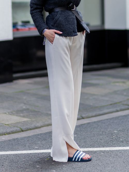 Lisa Hahnbueck trägt eine weite Leinenhose mit Schlitz, dazu Adiletten in Köln