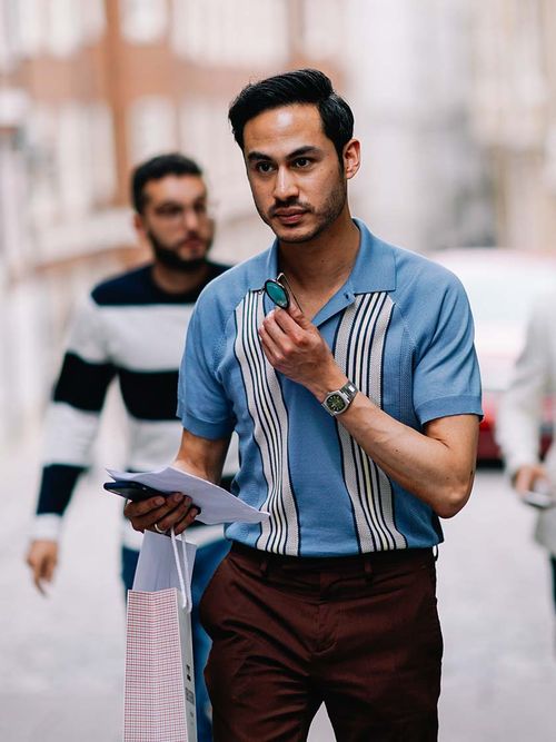 Anzug, Hemd und lange Hose - Männer haben es im Office bei heißen Temperaturen echt nicht leicht. Wir haben kühle Outfit-Vorschläge für den Sommer im Büro